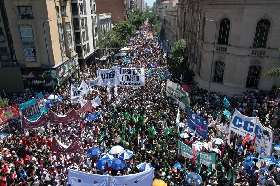 Personas participan en una marcha contra el Gobierno de Javier Milei en Córdoba, Argentina.