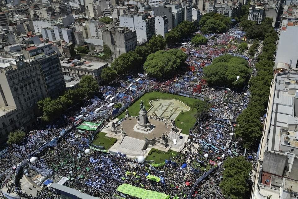 Personas se congregan afuera del Congreso durante una marcha contra las reformas económicas de Javier Milei, en Buenos Aires, Argentina.