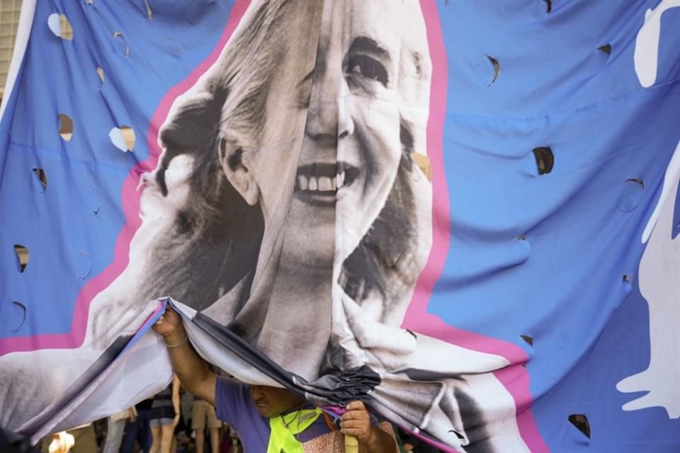 Un manifestante lleva una pancarta con la cara de la ya fallecida Primera Dama Eva Perón durante una marcha en Buenos Aires, Argentina.