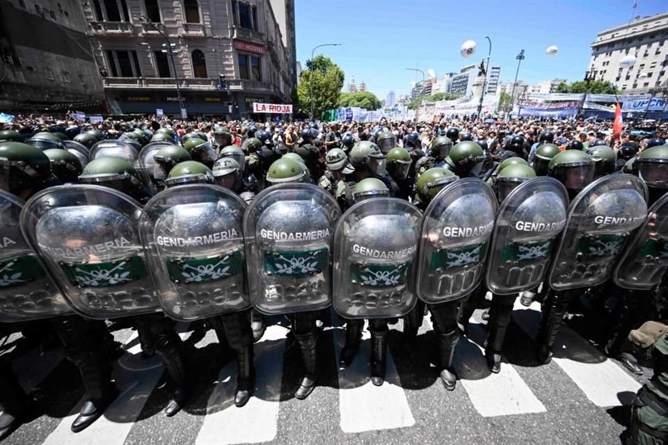 Policías resguardan el Congreso de Buenos Aires durante una protesta contra el Gobierno de Javier Milei.