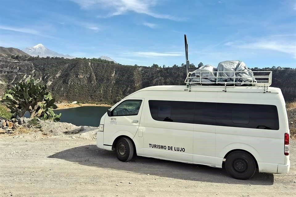 El ingreso tiene que ser en los vehículos que son rentados por maleantes, y durante la visita se debe pagar a un 'guía de turistas', también impuesto por los criminales, acusaron.