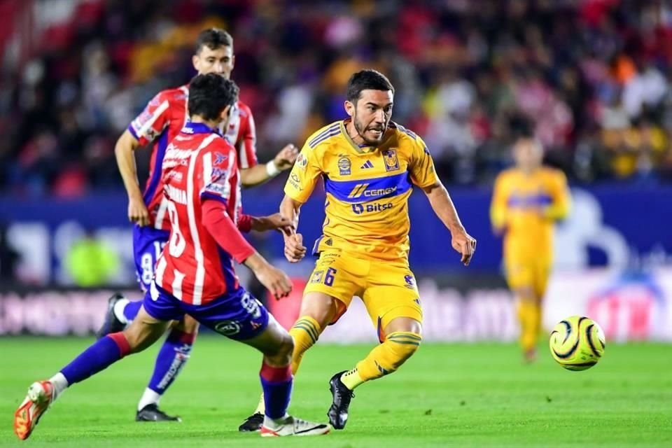 Juan Pablo Vigón estuvo como titular en la media cancha de los felinos.