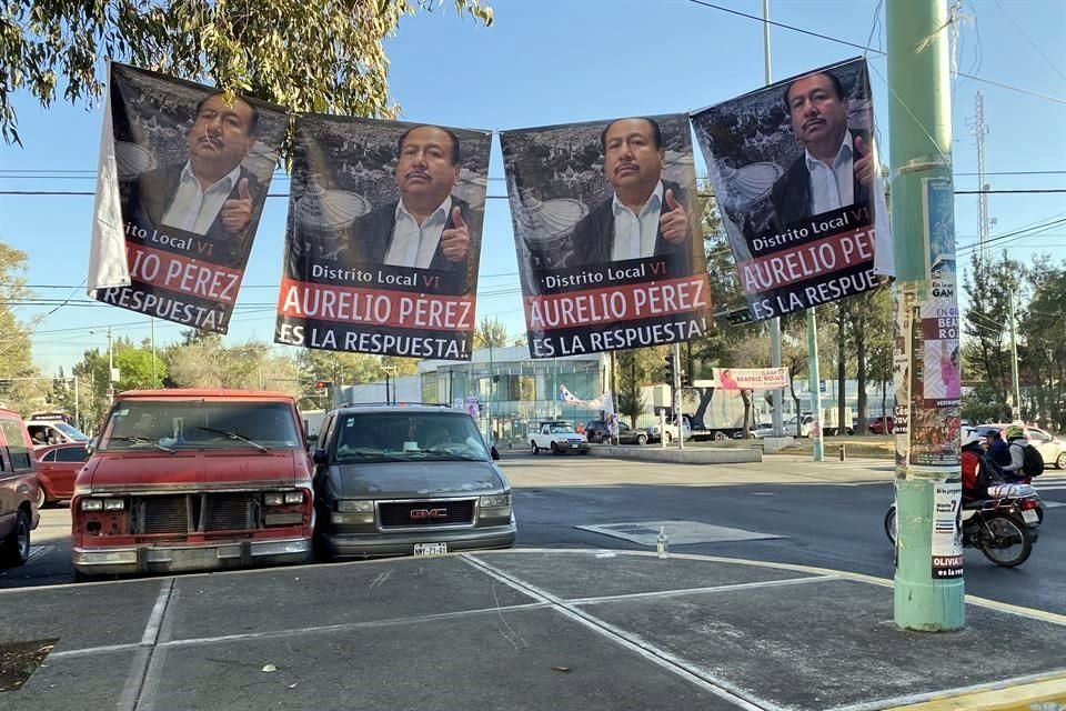 Las calles de San Juan de Aragon en GAM están cubiertas con propaganda electoral de diferentes precandidatos.