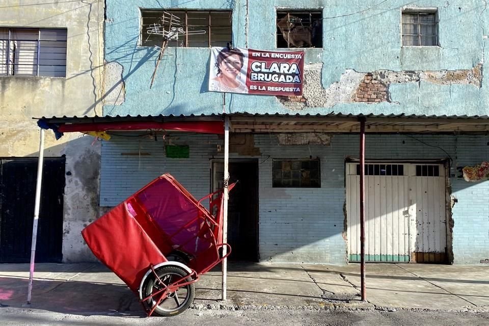 En calles de la Colonia La Joya y Doctores persisten carteles y pendones.