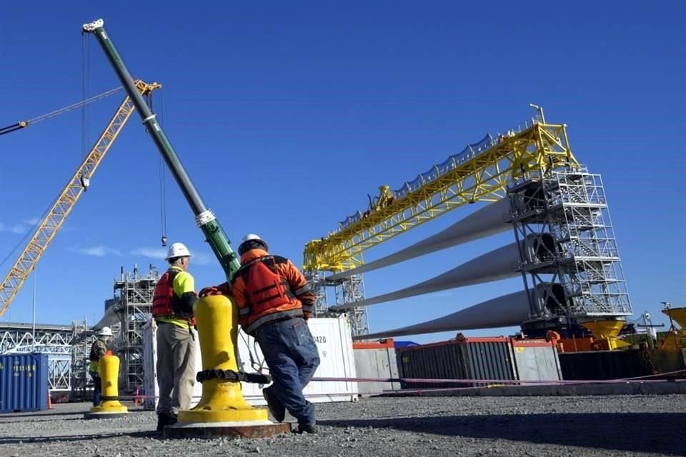 La economía estadounidense se expandió a un ritmo más rápido en el cuarto trimestre de lo estimado previamente después de las revisiones al alza de las exportaciones netas, el gasto gubernamental y la inversión empresarial.