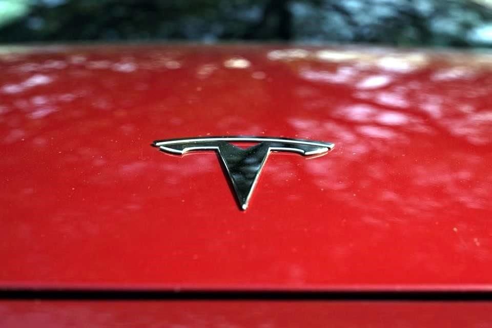 En un momento dado de 2024, las acciones de Tesla cayeron más de 40 por ciento desde finales del año pasado, como resultado de las menores ventas de vehículos.