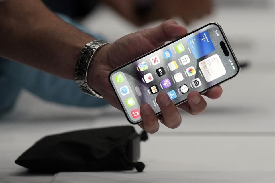 Pese a las restricciones del gobierno chino y la desaceleración económica, iPhone se coronó como el celular más vendido en China durante 2023.