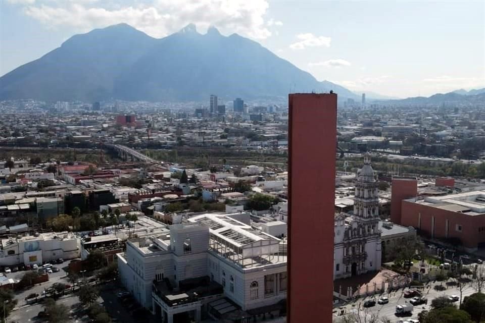 Como parte de la rehabilitación, se reparará el láser de diodo que está en la parte de arriba del faro.