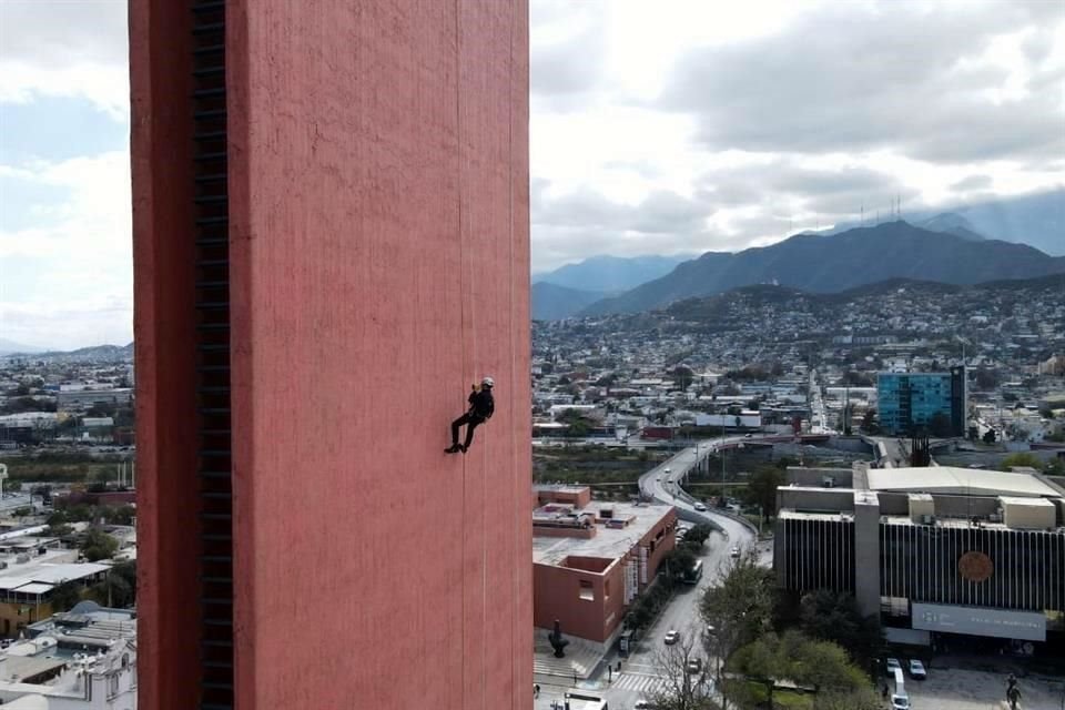 El Alcalde de Monterrey bajó por una de las paredes del faro de comercio a rapel.