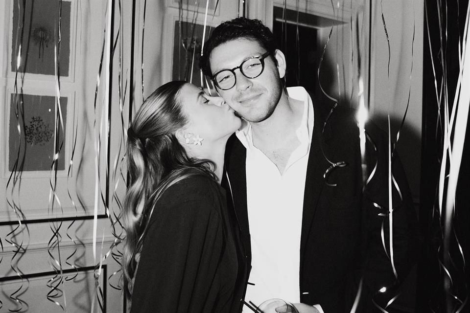 La pareja reveló que su bebé será niña.