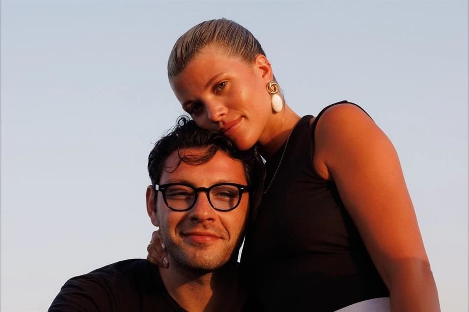 Con varias fotografías donde Sofia Richie muestra su embarazo, ella y el ejecutivo Elliot Grainge anunciaron que se convertirán en padres.