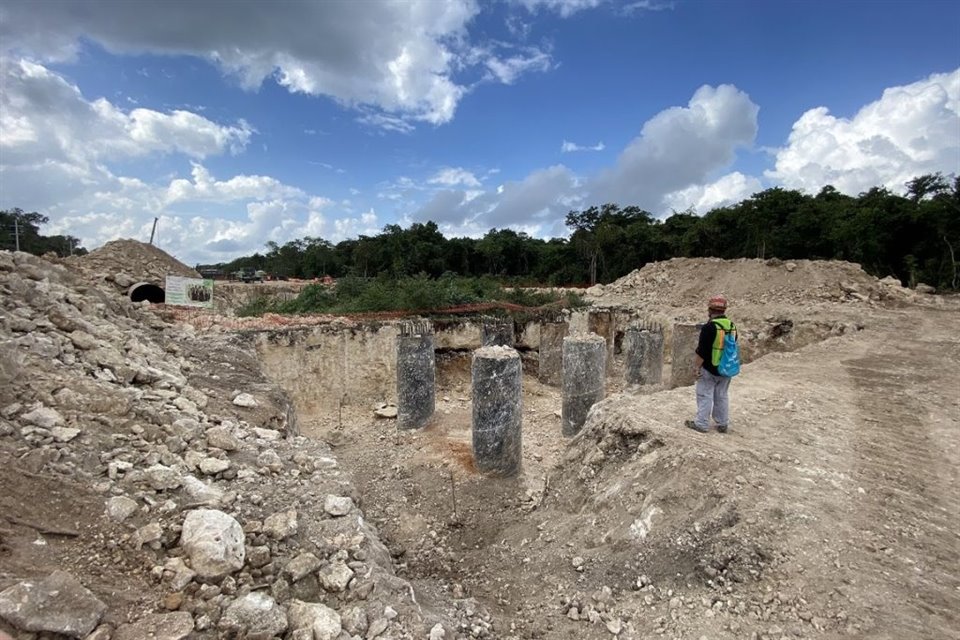 Activistas han exhibido cuarteaduras en los pilotes del Tramo 5 del Tren Maya, de Cancún a Tulum, en Quintana Roo.