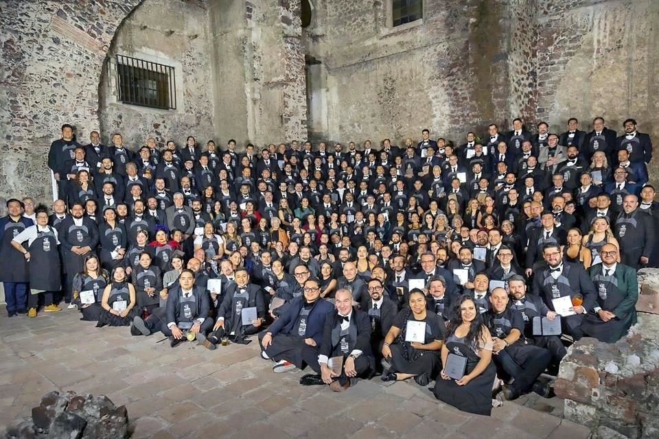 Vestidos de gala, los chefs de los 250 restaurantes posaron para la foto conmemorativa.