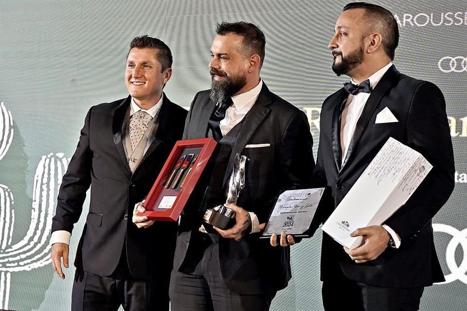 Édgar Casal, director de Audi México; Vidal Elías y Alberto Nacif, de Micaela, Mar y Leña, ganadores a Restaurante del Año.