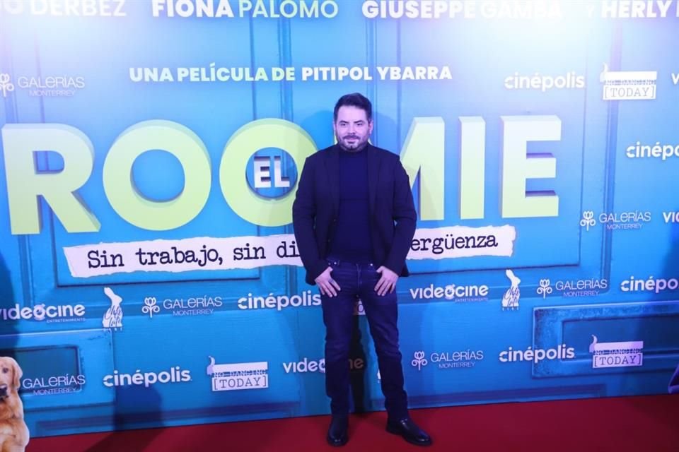 Posa José Eduardo Derbez durante la alfombra roja de la película 'El Roomie'.