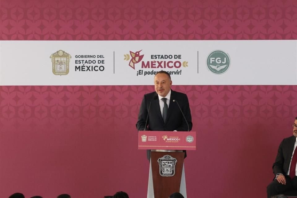 José Luis Cervantes, Fiscal General del Edomex, fue atacado a tiros en Autopista México-Toluca; está fuera de peligro, reportaron fuentes.