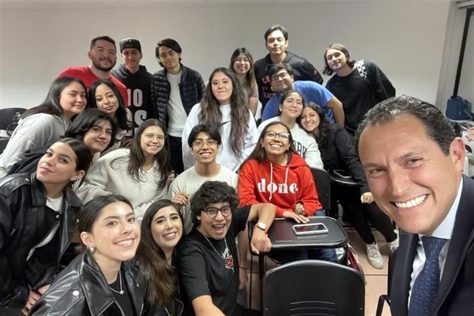 El consultor jurídico de la Cancillería, Alejandro Celorio, durante una reunión con estudiantes de la Universidad LaSalle.