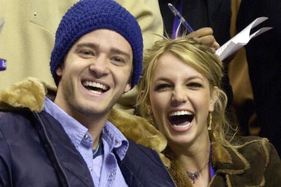 Los fans de Britney Spears lideran estratégicamente las listas de iTunes con 'Selfish', superando a la versión de Justin Timberlake.
