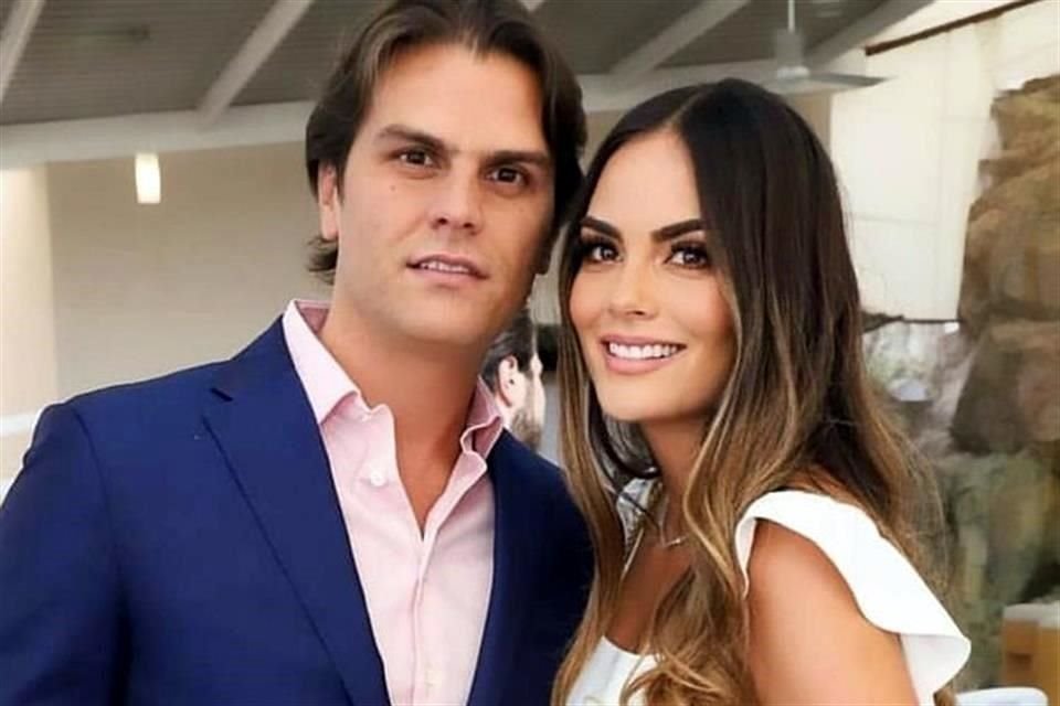 Ximena Navarrete y Juan Carlos Valladares dieron a conocer el sexo de su bebé en redes sociales.