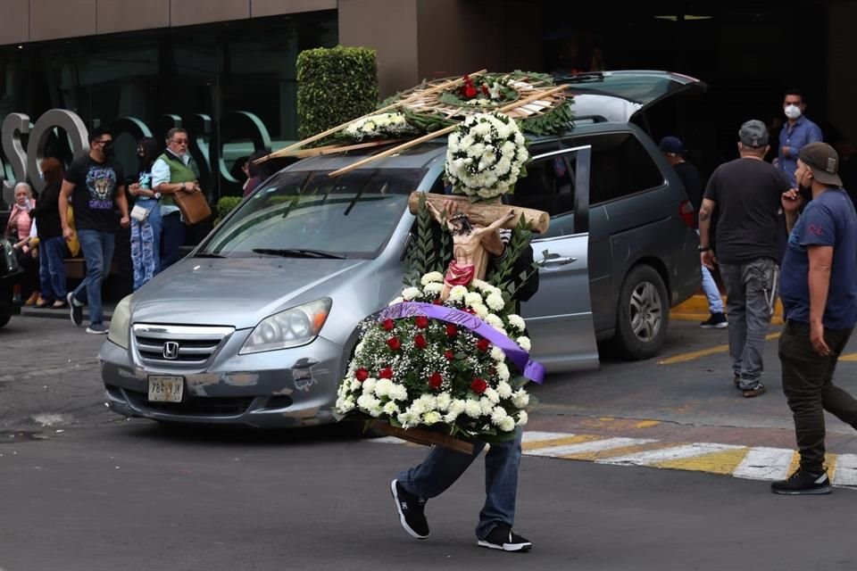 Familiares y amigos llevaron flores y globos para despedir a la joven de 26 años que después de 20 días de lucha murió tras ser atropellada por Diego Armando en Iztacalco.