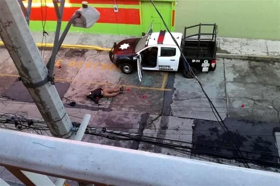 Un hombre fue detectado en posesión de un arma de fuego en calles de Atizapán. Al verse acorralado, descendió del vehículo en el que viajaba y abrió fuego; uniformados lo abatieron.