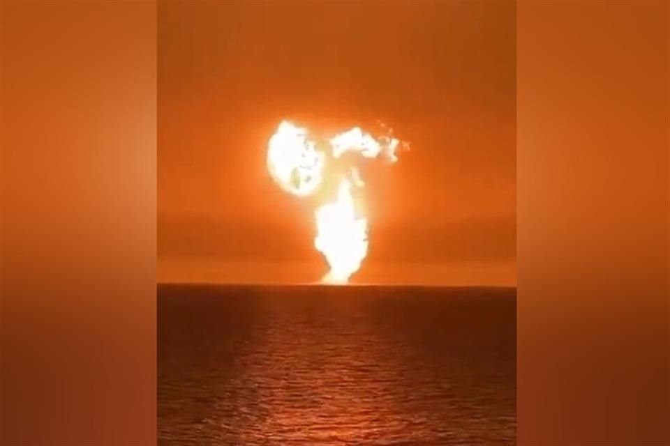 Una explosión se registró a 10 kilómetros de un campo petrolífero de Azerbaiyán en el Mar Caspio; la causa aún se investiga.
