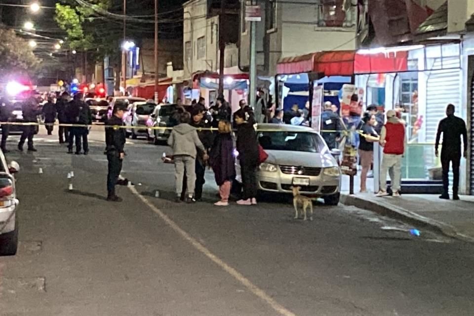 Los hombres se encontraban cerca de un negocio de comida rápida cuando un sujeto les disparó y después huyó.