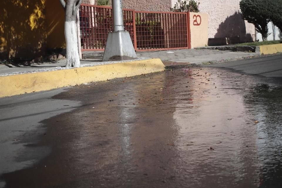 La fuga está ubicada en Calle Trovador, esquina con Calzada de los Corceles, y escurre a una coladera del drenaje.