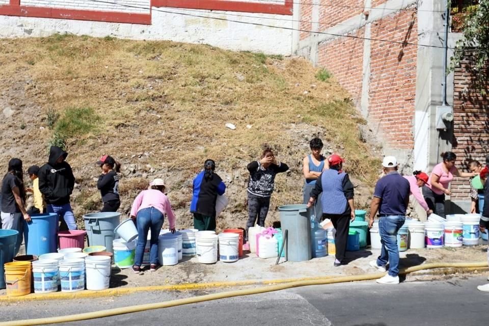 Autoridades tratan de mitigar el desabasto dotando del líquido potable a las familias afectadas mediante la distribución de pipas.