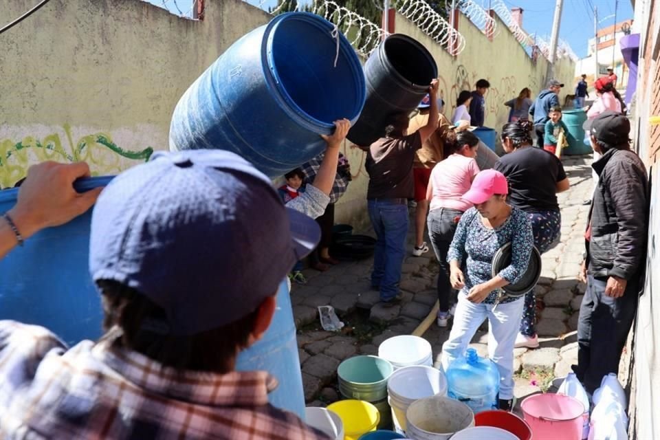 Ante desabasto de agua en 17 delegaciones de Toluca, cientos de familias se dieron cita en el Paseo Matlazincas para llenar contenedores.