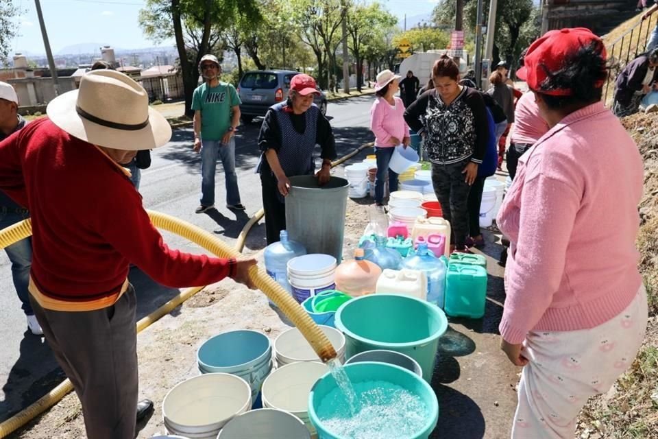 Con lo que reciben de las pipas, intentan racionarla y hacerla durar hasta dos semanas, contaron a REFORMA.