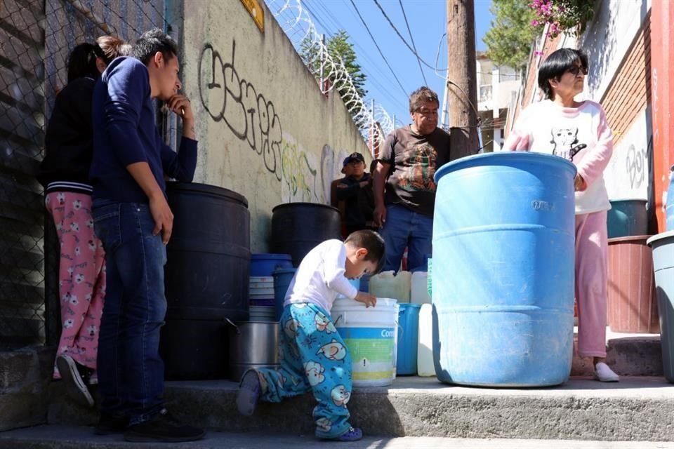 Estos son habitantes de la colonia 'La Teresona' en la parte alta de Toluca, la zona más afectada.