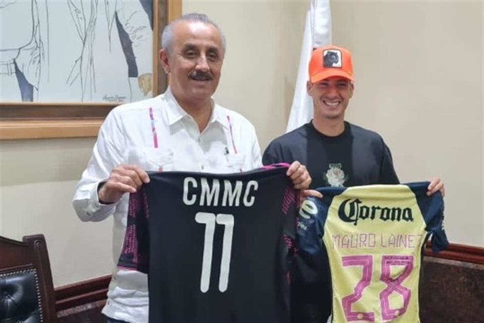 En 2021, el Gobernador de Tabasco recibió una playera de las Águilas de su paisano, Mauro Lainez.