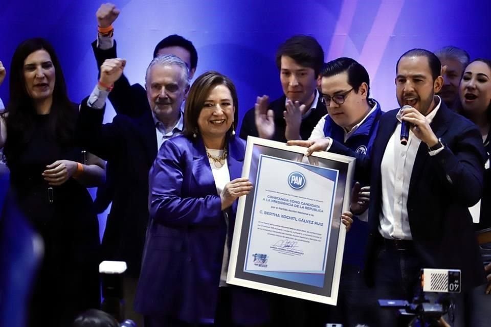 Entrega de la constancia como candidata a la Presidencia de la República a Xóchitl Gálvez Ruiz, en el Comité Ejecutivo Nacional del PAN