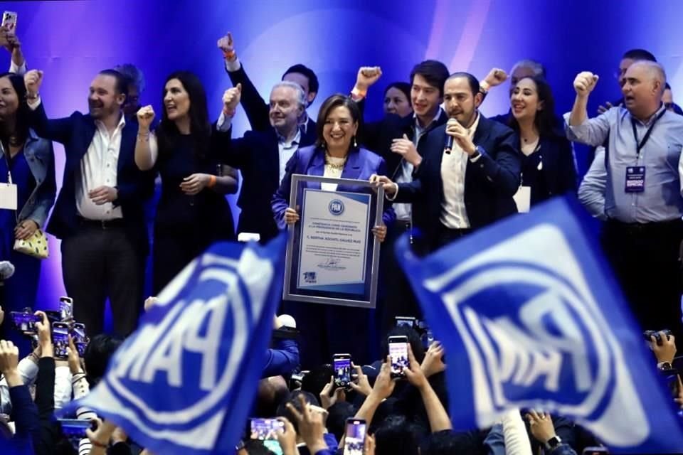 Entrega de la constancia como candidata a la Presidencia de la República a Xóchitl Gálvez Ruiz, en el Comité Ejecutivo Nacional del PAN.