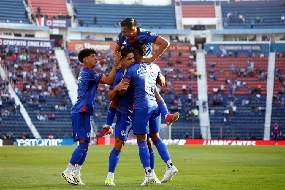 Cruz Azul tuvo que remar contra corriente para llevarse su primera victoria del año.