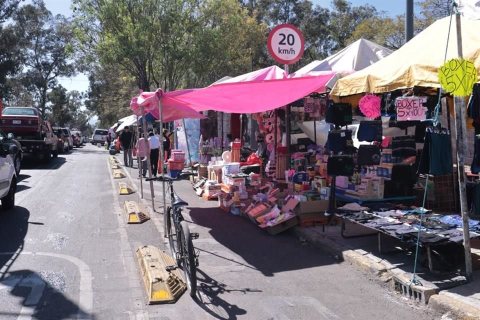 Puestos de comercio informal obstruyen la ciclovía ubicada sobre Avenida Guelatao, imposibilitando su uso.