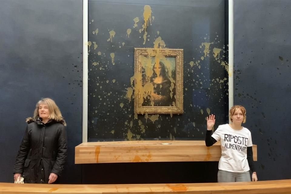 Dos activistas reaccionan después de arrojar sopa a la 'Mona Lisa' gritando consignas que abogan por un sistema alimentario sostenible.