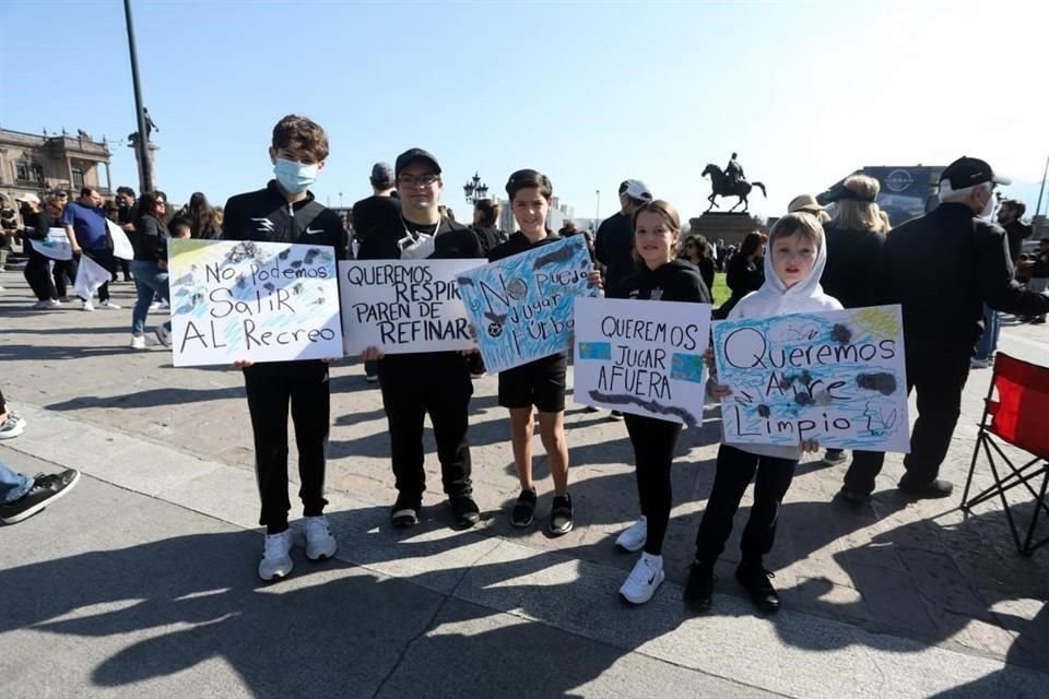 Ciudadanos de todas las edades acudieron a la Macroplaza a la manifestación contra la contaminación de la Refinería.