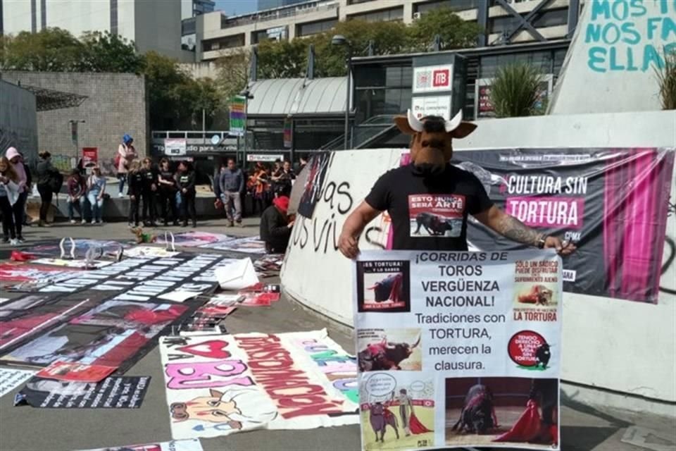 Un grupo de antitaurinos se reunió al mediodía en la Glorieta de los Insurgentes y marcharán a la Plaza México.