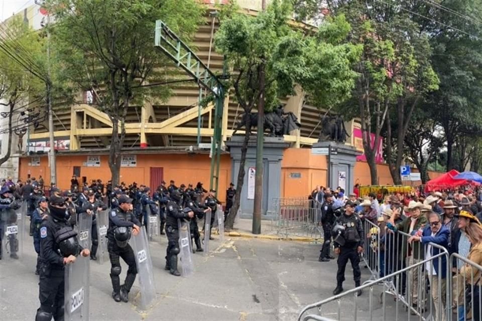 Dispositivo de seguridad a las afueras de la Plaza México.