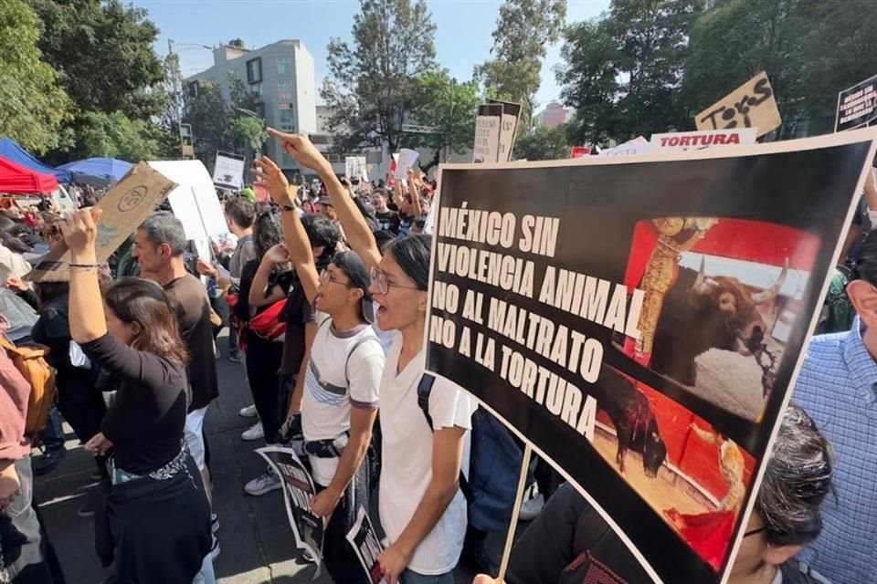 Antitaurinos lanzan consignas afuera de la Puerta 6 de la Plaza México.