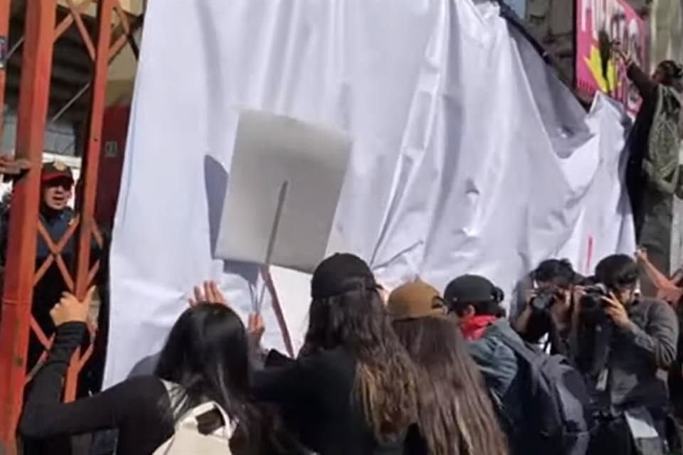 Los antitaurinos intentaron dar portazo en la Puerta 6 de la Plaza México.