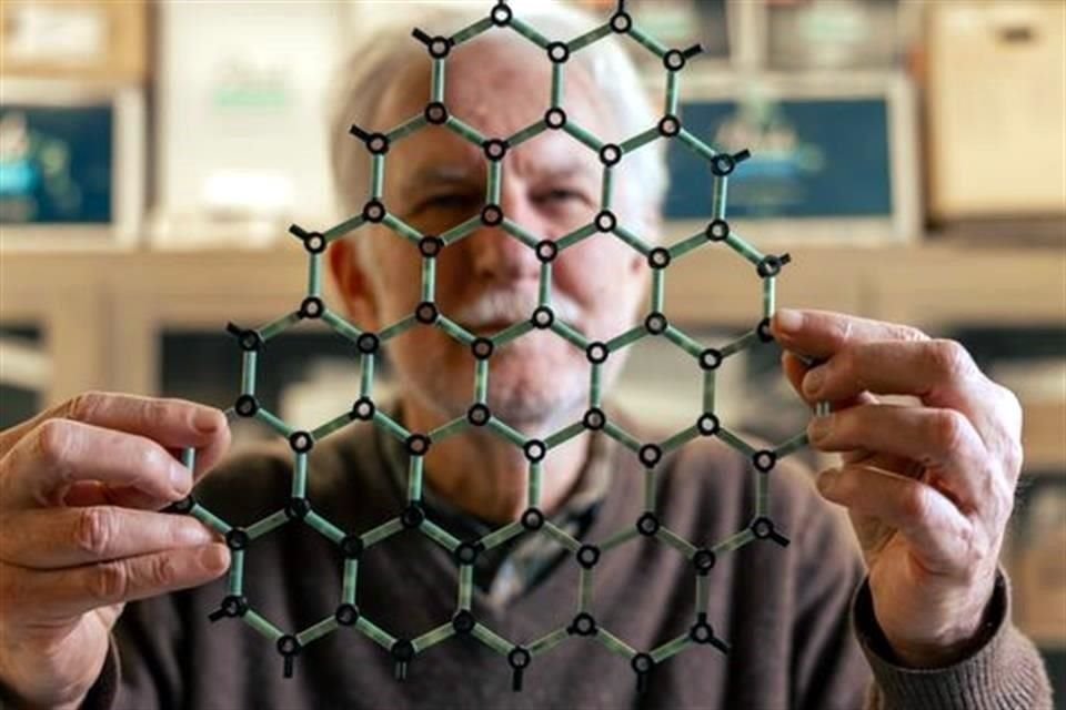 Walter de Heer, profesor de física en el Instituto de Tecnología de Georgia, sostiene un modelo molecular de grafeno en su laboratorio.