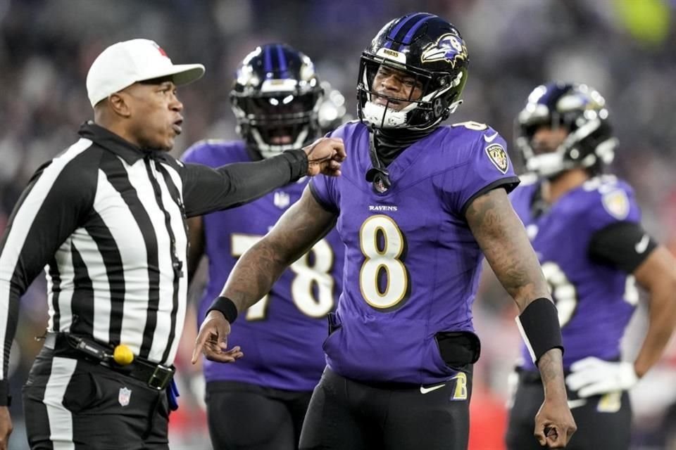 Lo hecho por Lamar Jackson no fue suficiente y en varias ocasiones se le vio haciendo corajes.