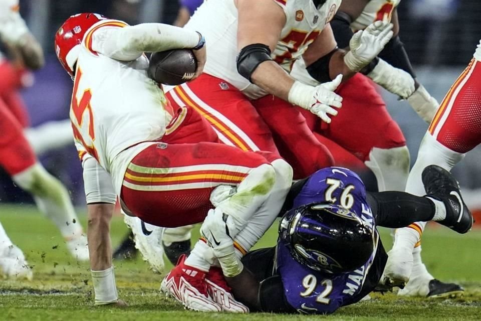 Patrick Mahomes también fue maltratado por la defensiva de Baltimore.