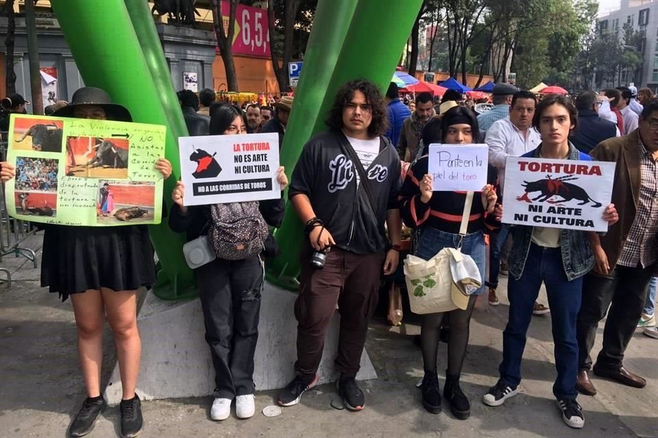 Este grupo se manifestó de esta manera en las inmediaciones de la Plaza México.