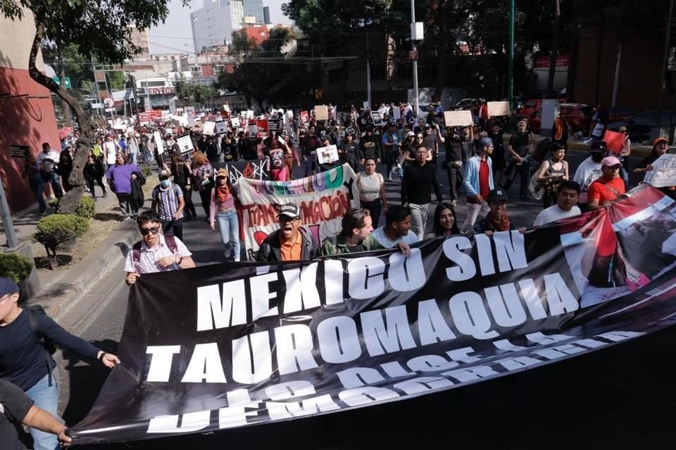 Ante el inicio de actividades en la Plaza México, manifestantes trataron de impedir la reanudación de las corridas.