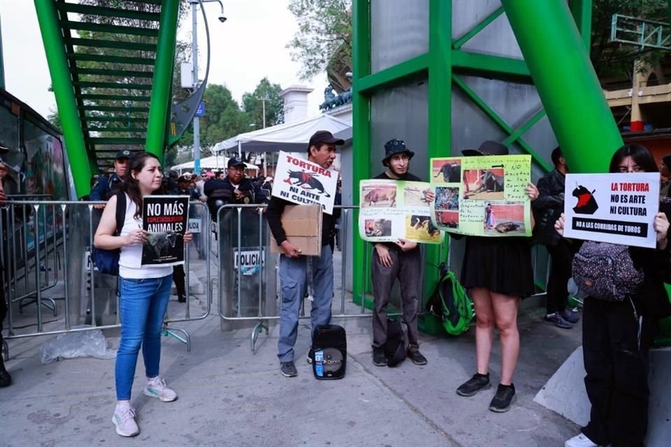 Manifestantes partieron de la Glorieta de los Insurgentes rumbo a la Colonia Ciudad de los Deportes.