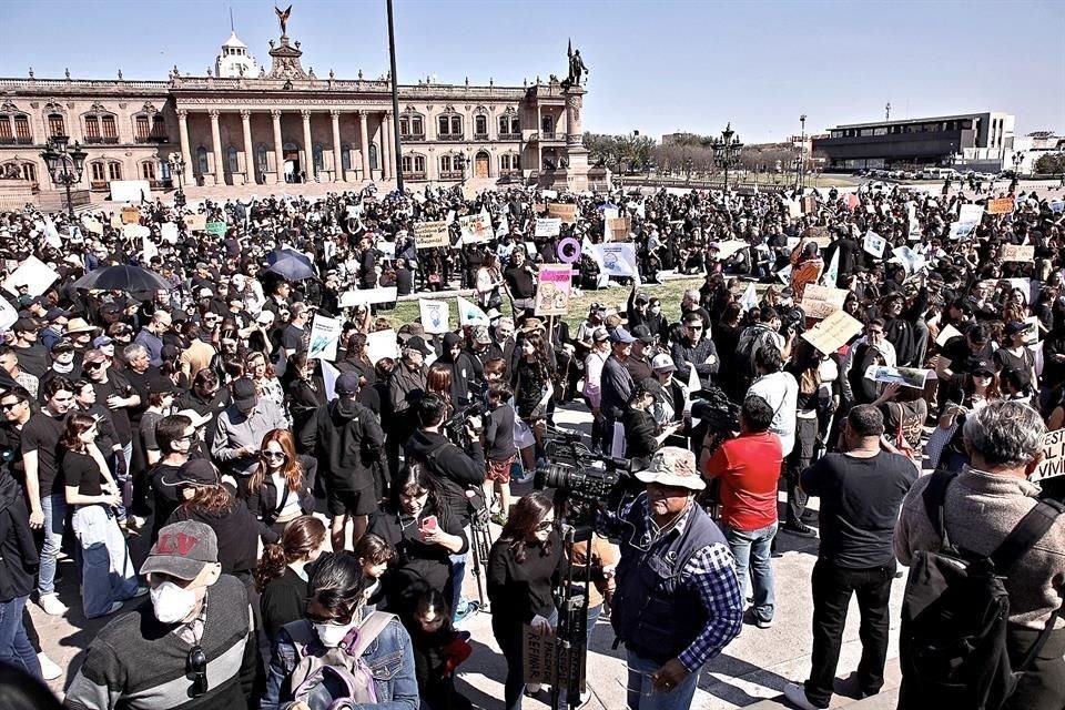 Vestidos de negro y con carteles de material reciclado, miles de personas exigieron ayer en la Macro reducir la contaminación y cerrar la Refinería de Cadereyta.